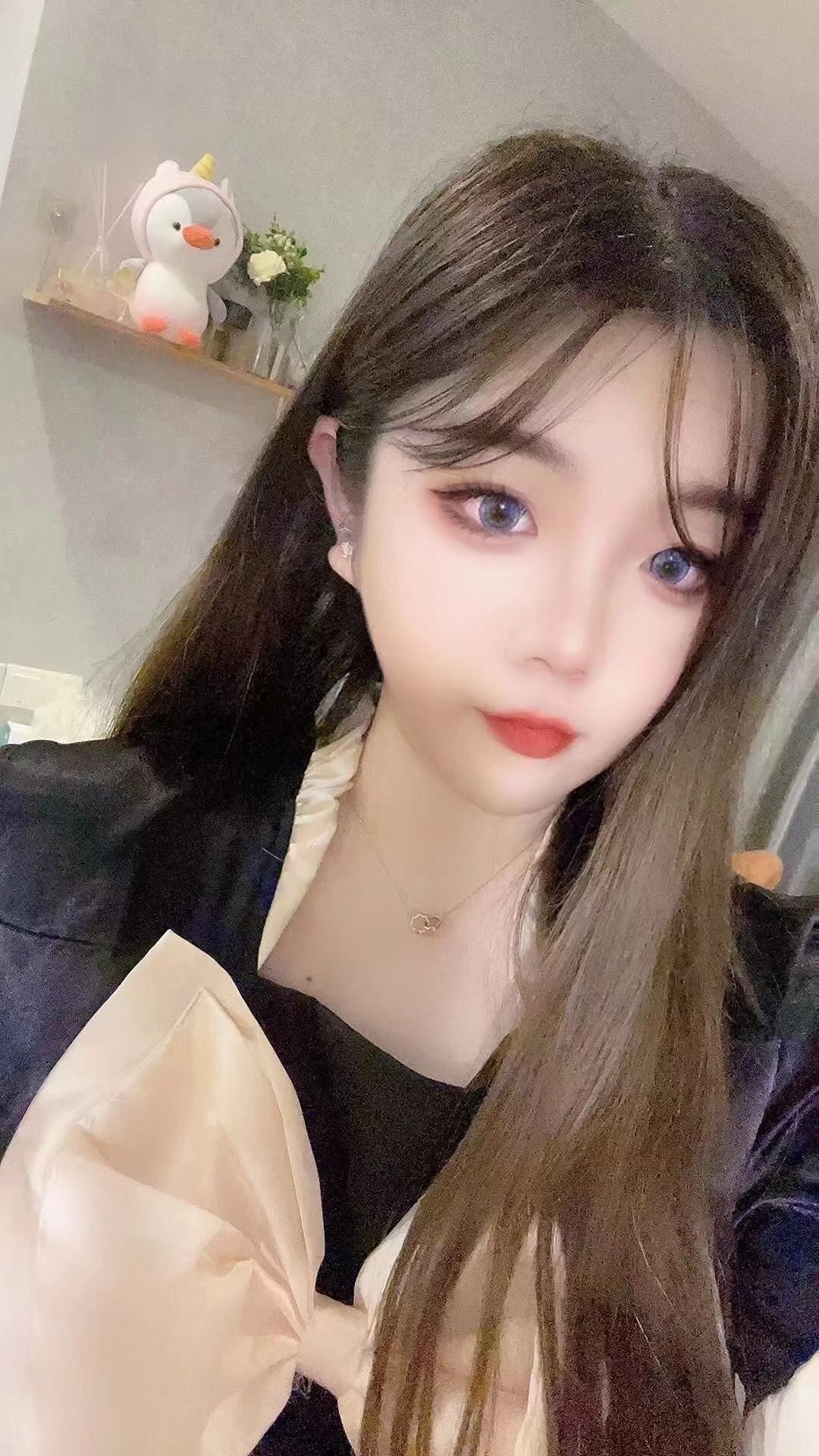 妹子皮肤光滑很柔软，一双巨乳揉起来非常给力