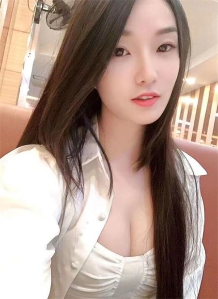 体验极佳的大胸妹子，后入式特爽