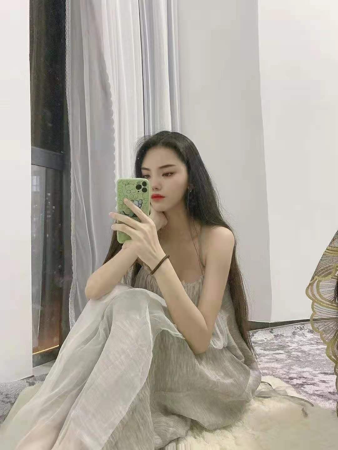 长相漂亮的气质型美女，大长腿很性感