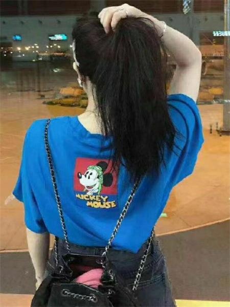 人挺漂亮的，服务周到，有制服