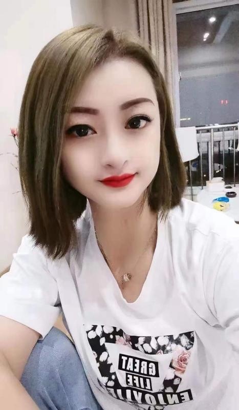 白皙妹子，服务超级好，口活无齿感