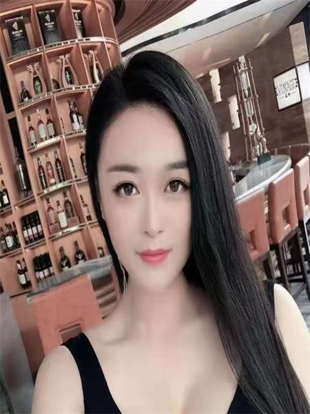 妹子一对天然巨乳，手感超好，口活也不错