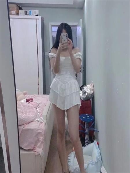 年轻小妹身材苗条，前凸后翘，后入极爽