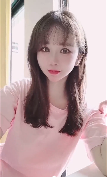 青春靓丽的小女生，鲍鱼粉嫩，很惊喜