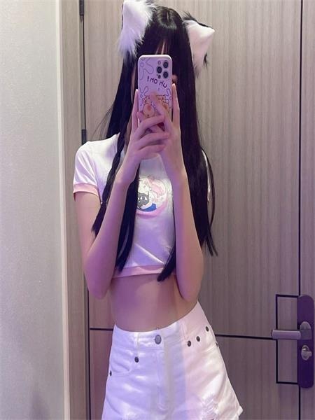大白腿，很性感，胸坚挺，很漂亮，重点是活很爽