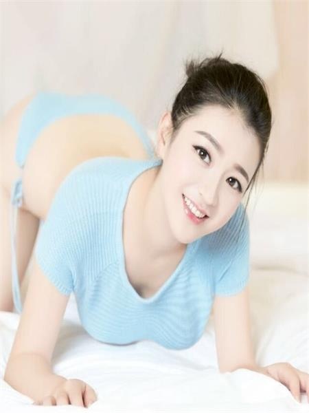 妹子人比较骚，手口并用，非常爽