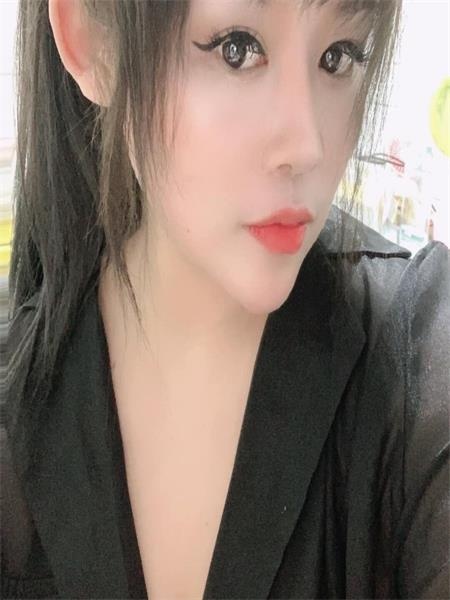 颜值不错的小姐姐，D罩美胸，爽