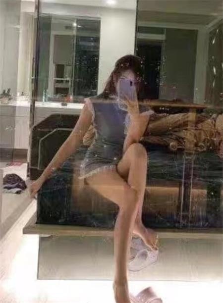 小嫩妹一枚，还有制服扮演，特色非常爽