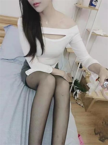 颜值惊艳的大长腿妹子