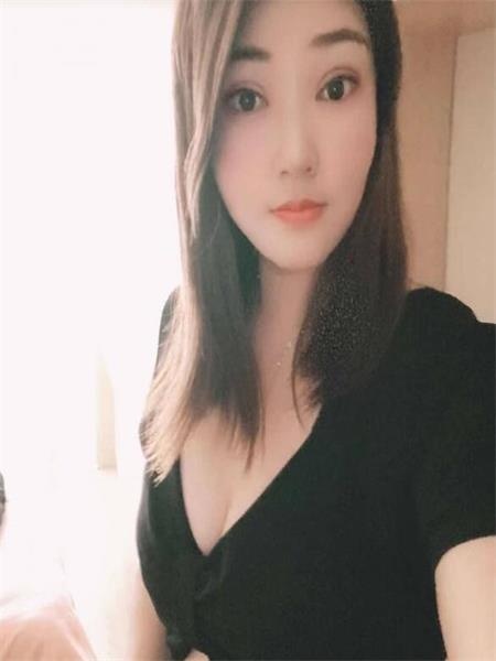 妹子服务很好，胸大又白，姿势随意