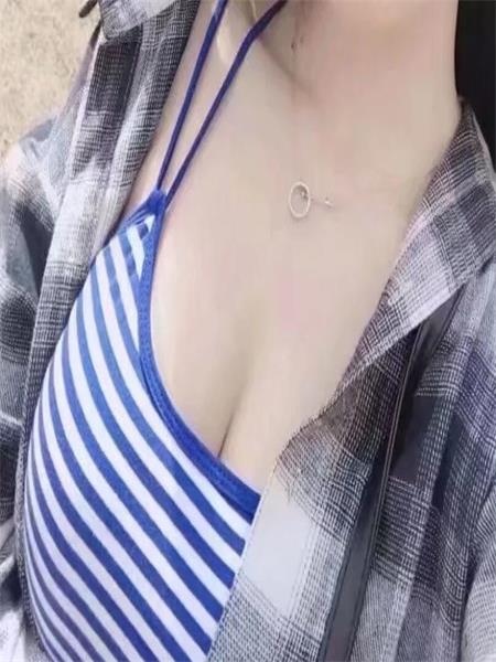 大奶妹子很坚挺，摸着超舒服