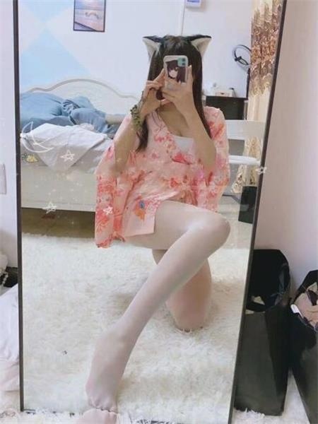 馒头穴小嫩妹一枚，腰细屁股大，身材好