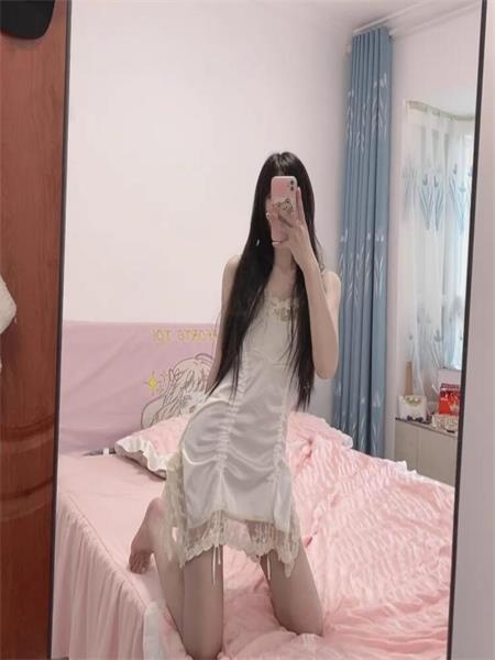 妹妹绝对腿精，长相很精致，乖巧听话