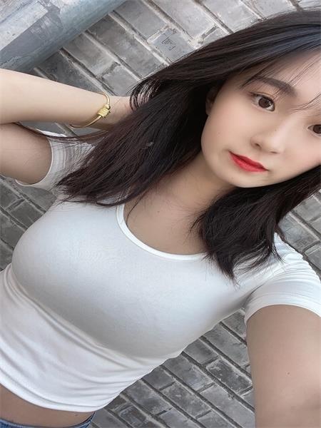 娇小可爱的大胸妹，服务好，乖巧的很