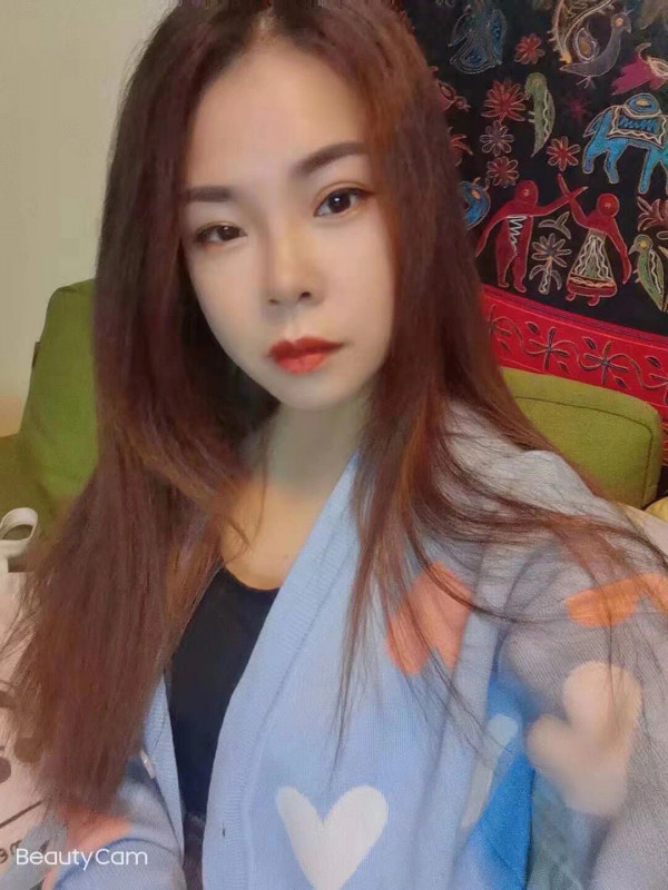 颜值没的说，身材也好，胸大还挺