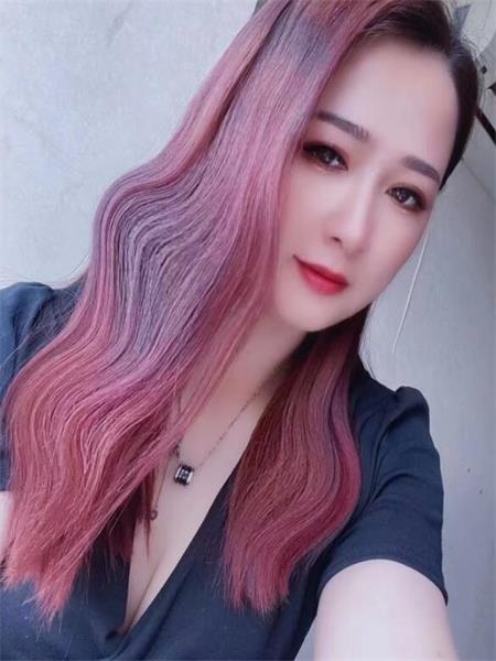 黑丝美女口活棒，爽的一笔
