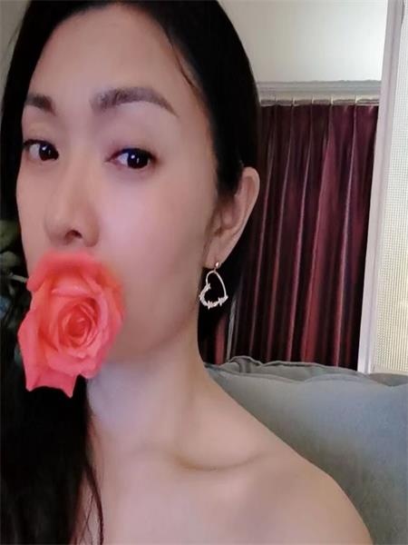性感小白虎御姐，口活方面也不错