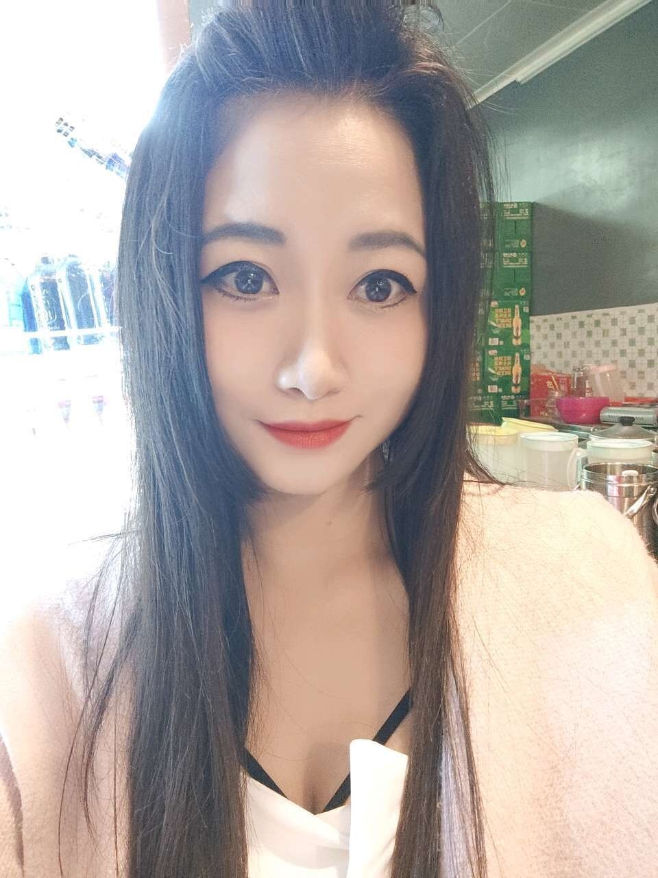 御姐范十足的骚妹子，真是太主动了