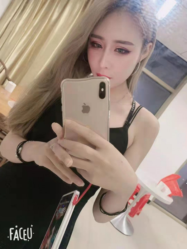 妹子性格很温和，皮肤细腻光滑，笑容甜蜜可爱