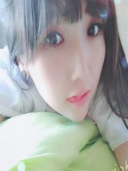 皮肤很白的小嫩妹儿，特别漂亮