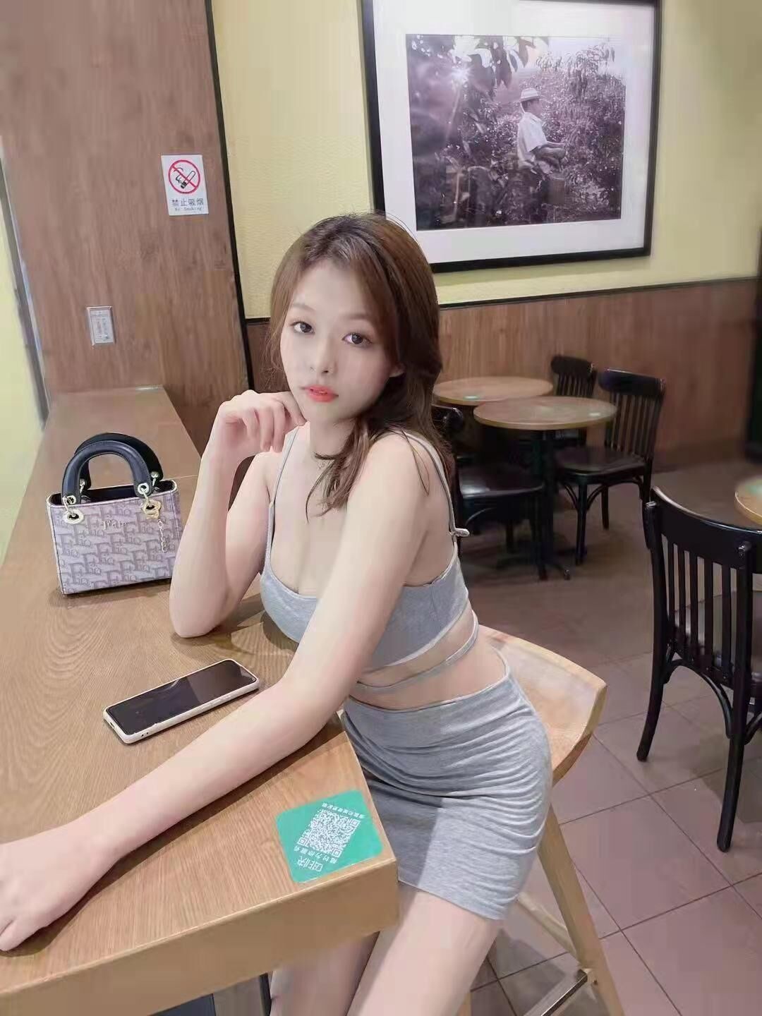 妹子小嘴特别灵活，搞得二弟很激动