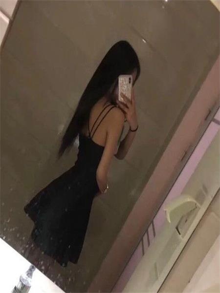 妹子皮肤很细腻，颜值也不错，值得一去