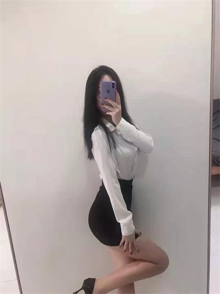 性感的蜜桃臀美女，后入爽飞了