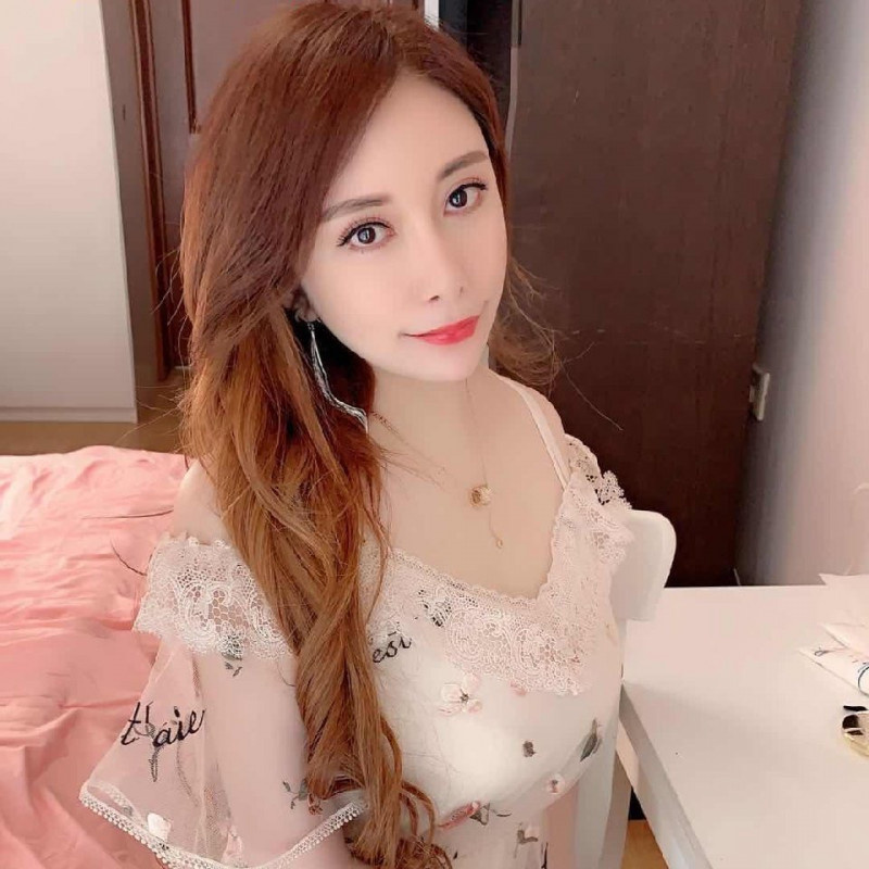 长腿小美女，长发飘飘，逼紧水也多