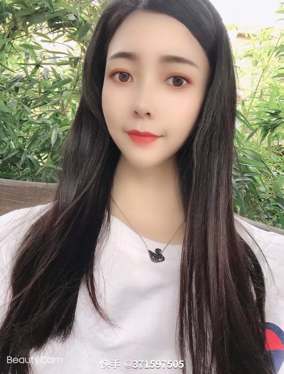 身材还不错，人照没什么差别，苗条又丰满