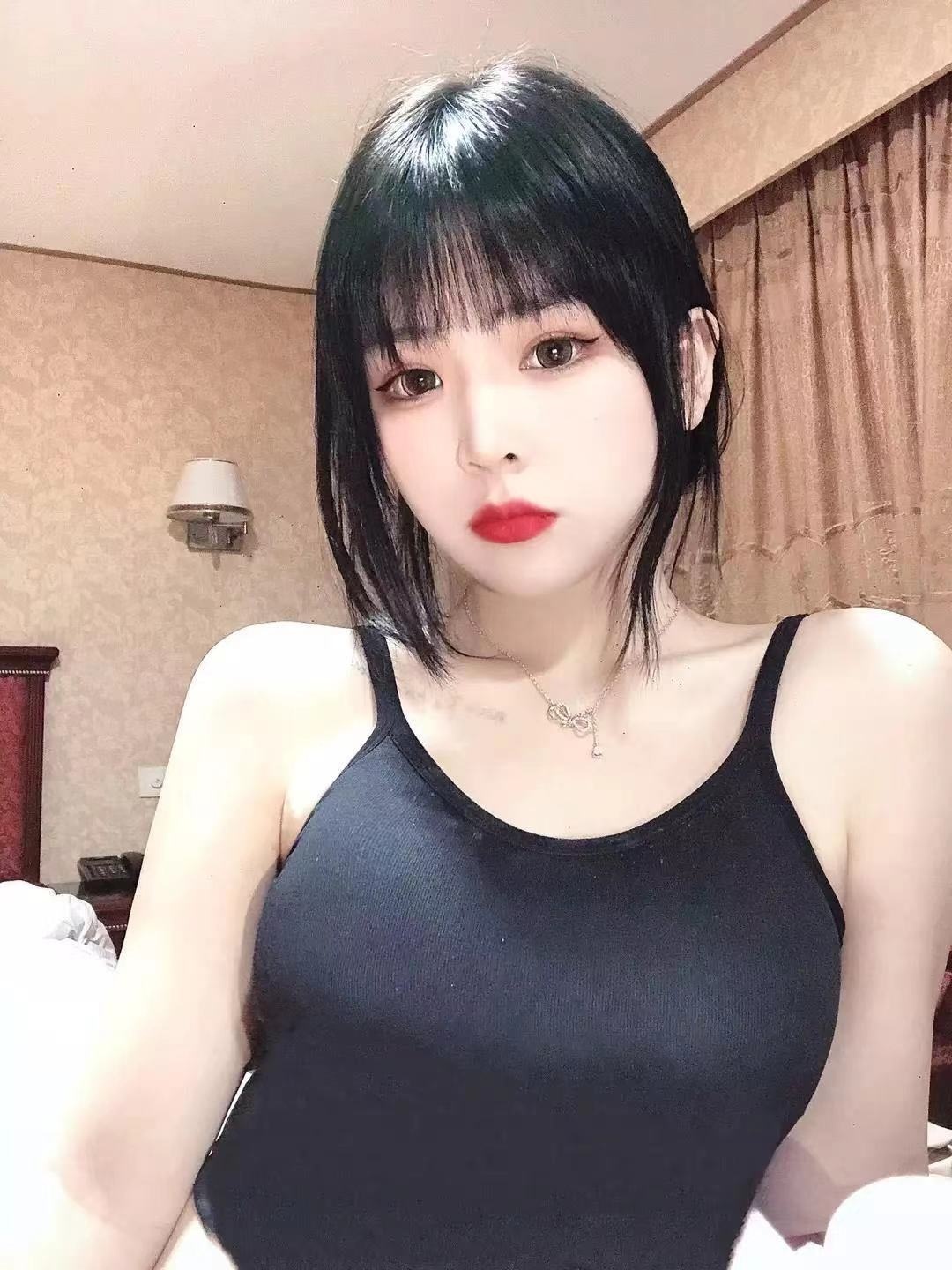性感乖乖女，前凸后翘，让人浮想联翩