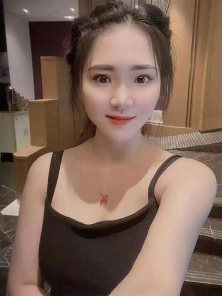 体验个舞蹈妹子一字马牛掰
