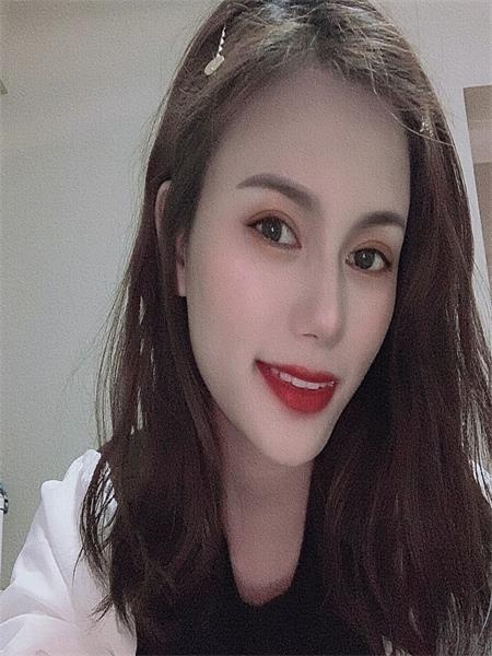 漂亮的小妹三点粉，挺嫩的