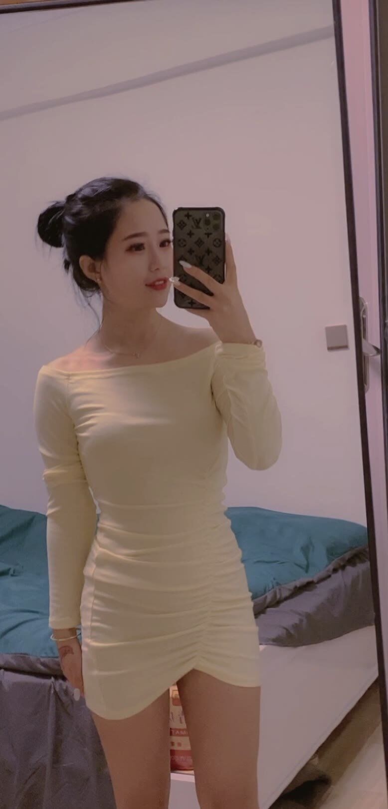 皮肤白皙的性感尤物，双眼灵动，精致很可爱