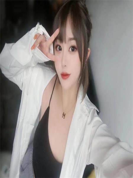 妹子口活也很好，无齿感很棒，胸特别大