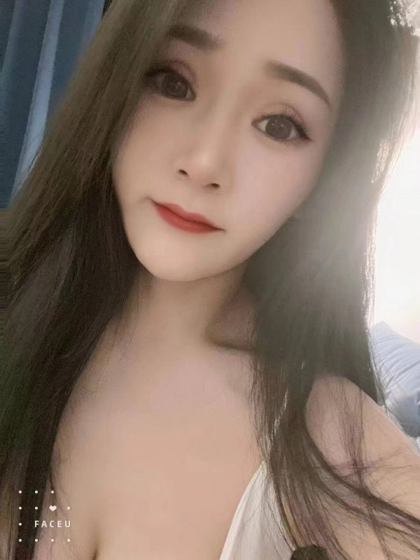 舞蹈系美女，身材火辣，会艳舞