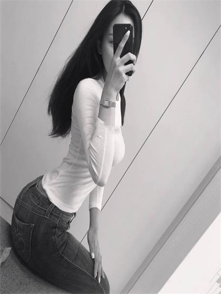 前凸后翘的妹子后入极爽