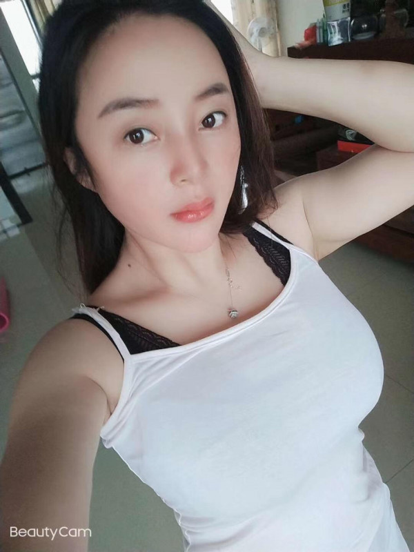 姐姐奶子真大，一个手握不完，纯天然，手感好