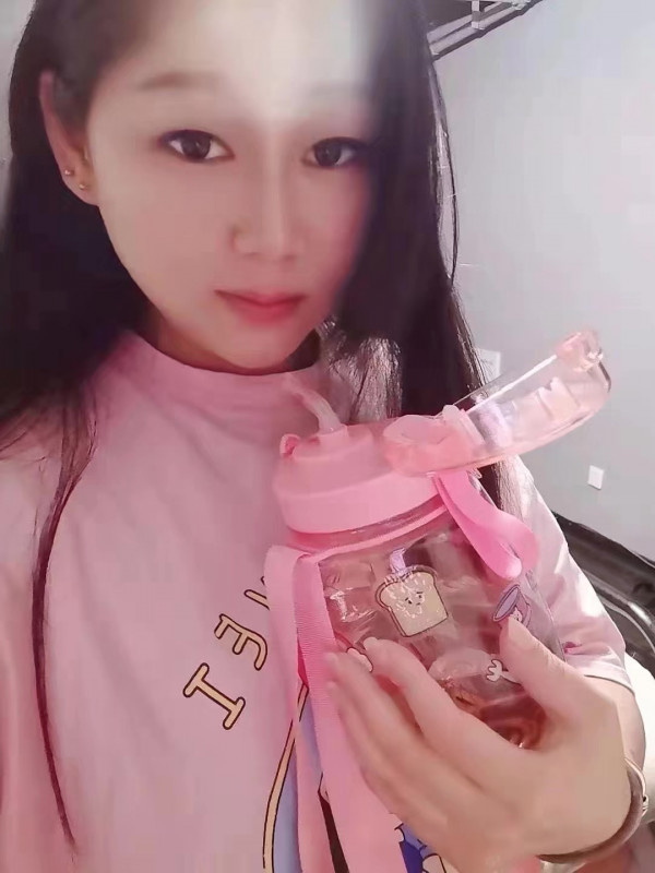 挺年轻的邻家小妹，身材匀称，还挺骚