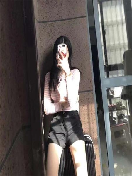 身材完美的长腿美女，很会调情，小穴非常紧