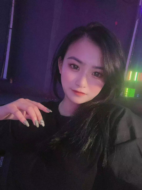 妹子颜值还是不错的，小身段挺匀称的