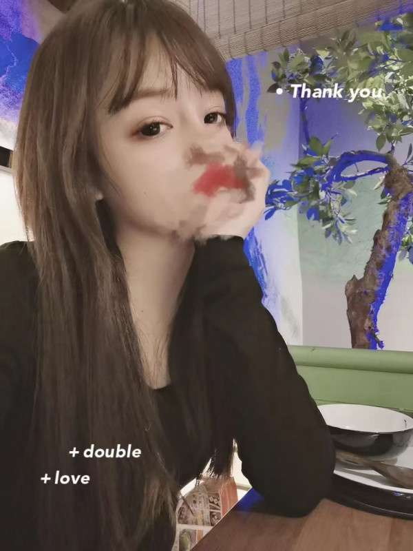娇小妹子，挺紧的，长得不错，抱着冲很爽
