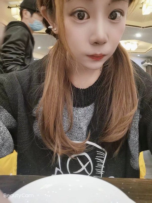 身材娇小的可爱妹子，服务很有耐心