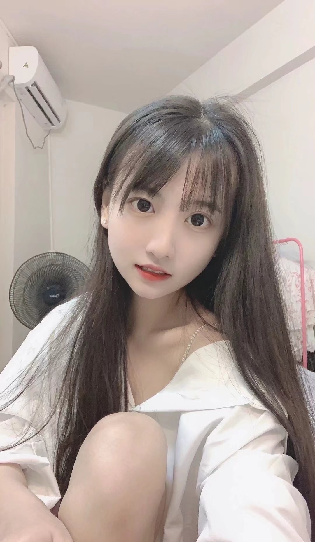 非常开放的极品嫩妹，紧的要命，水也多