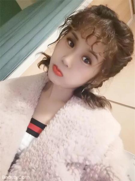 长相甜美，娃娃脸特甜