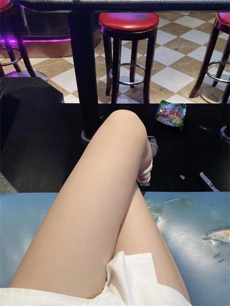 身材不错美腿妹子，腿控的福音，还能接吻