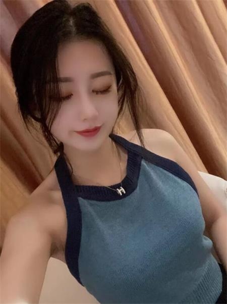 下面紧的小姑娘，很清纯