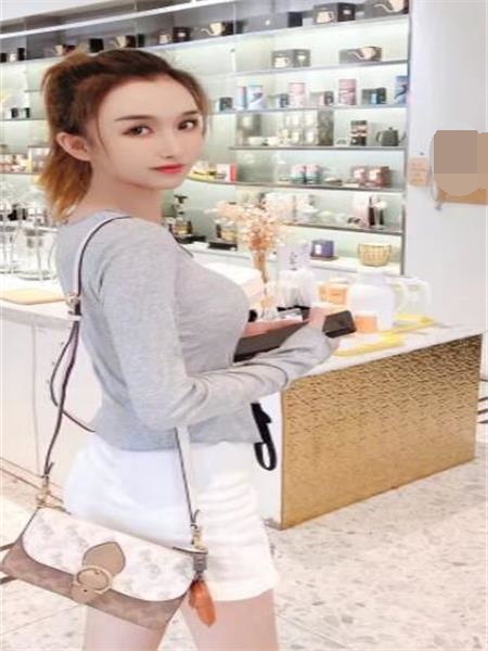 分享个小纯情御姐，奶子非常挺
