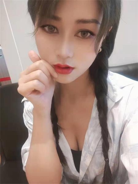 屁股白嫩，下面很紧致