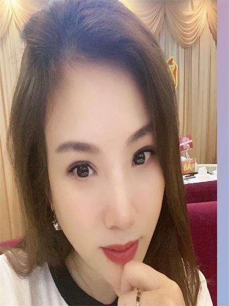 皮肤很滑的少妇，口技特别好，很骚，很舒服