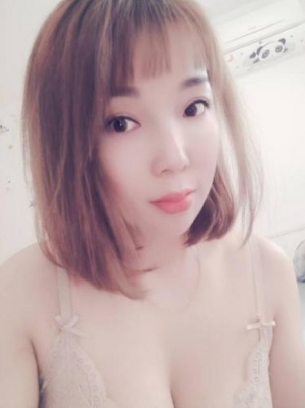 长相可以，身材也行，奶子手感很好